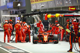 Kimi Raikkonen, Ferrari SF71H, sort des stands
