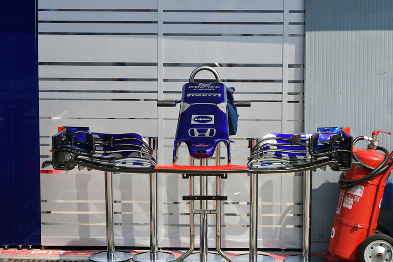 Scuderia Toro Rosso STR13 nose and front wing