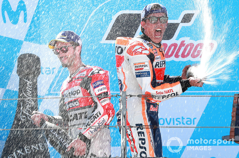 Marc Márquez fête sa victoire sur le podium