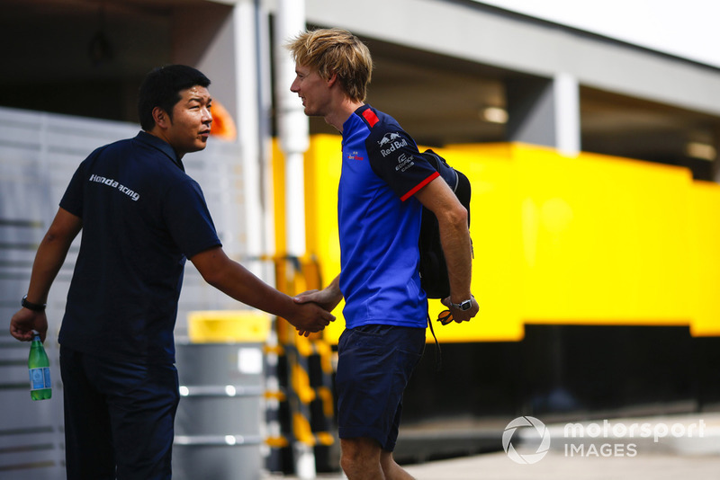 Brendon Hartley, Toro Rosso, saluda a un conocido