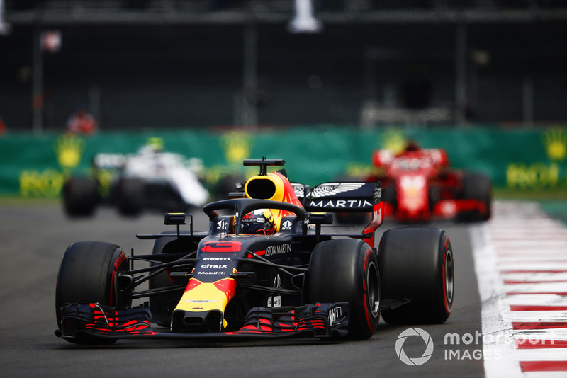 Даніель Ріккардо, Red Bull Racing RB14, попереду Себастьяна Феттеля, Ferrari SF71H