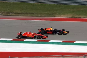 Daniel Ricciardo, Red Bull Racing RB14 y Sebastian Vettel, Ferrari SF71H batalla