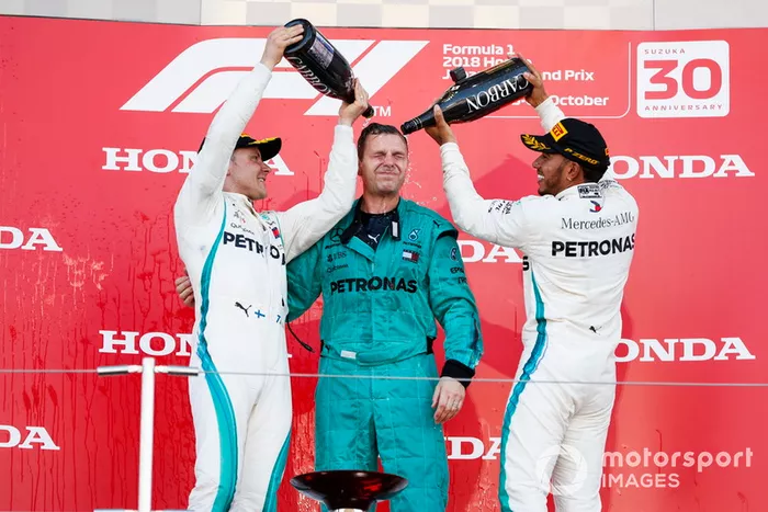 El ganador: Lewis Hamilton, Mercedes AMG F1 y Valtteri Bottas, Mercedes AMG F1