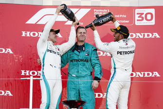 Winnaar Lewis Hamilton, Mercedes AMG F1 op het podium met Valtteri Bottas, Mercedes AMG F1