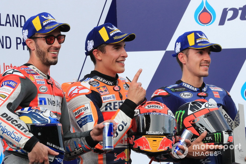 Подіум: друге місце Андреа Довіціозо, Ducati Team, переможець гонки Марк Маркес, Repsol Honda Team, третє місце Маверік Віньялес, Yamaha Factory Racing