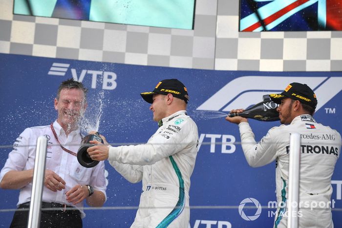 Podio: James Allison, Director Técnico de Mercedes AMG F1, Valtteri Bottas, Mercedes AMG F1 y Lewis Hamilton, Mercedes AMG F1 celebran con el champáña