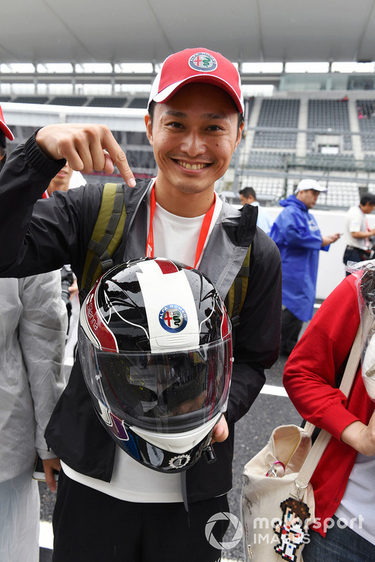 Charles Leclerc, Sauber fan and helmet
