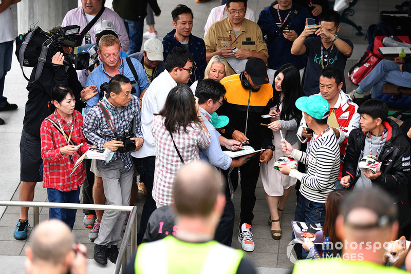 Lewis Hamilton, Mercedes AMG F1 signs autographs for the fans