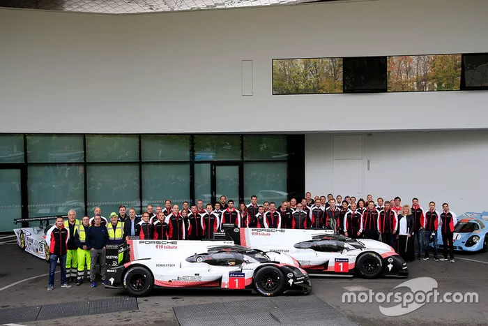 Foto de grupo del equipo Porsche con el Porsche 919 Hybrid Evo