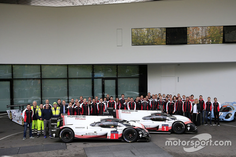 Foto de grupo del equipo Porsche con el Porsche 919 Hybrid Evo