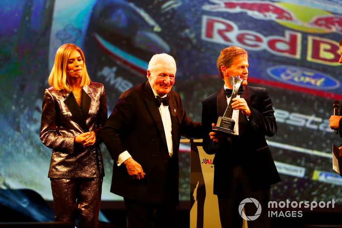 Paddy Hopkirk y Malcolm Wilson con el Premio al Auto del Año de Rally
