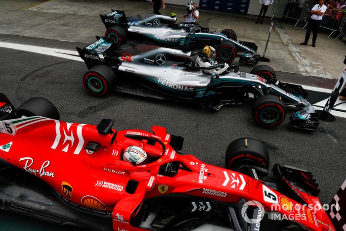 Lewis Hamilton, Mercedes AMG F1, celebra su pole position  y Valtteri Bottas, Mercedes AMG F1 W09. y Sebastian Vettel, Ferrari SF71H. 