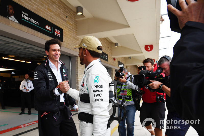 Lewis Hamilton, Mercedes AMG F1 y Toto Wolff, Mercedes AMG F1 Director de Motorsport celebran la Pole Position