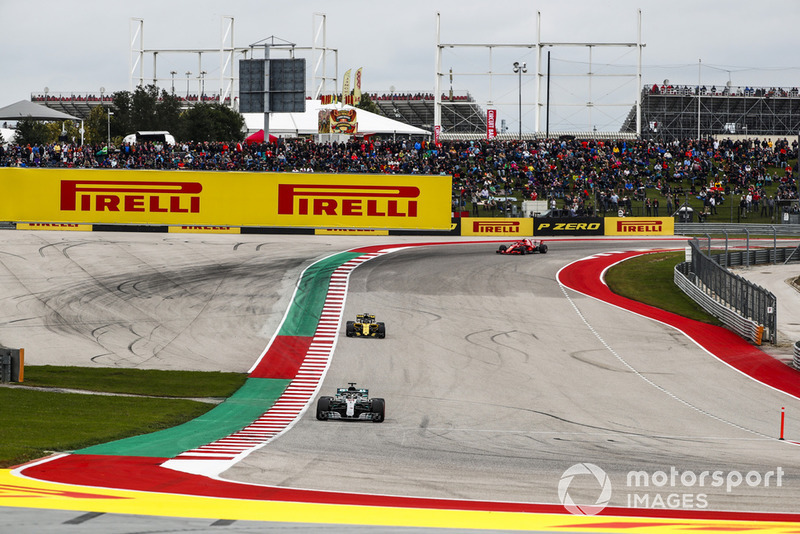 Lewis Hamilton, Mercedes AMG F1 W09 EQ Power+, Nico Hulkenberg, Renault Sport F1 Team R.S. 18, y Kimi Raikkonen, Ferrari SF71H