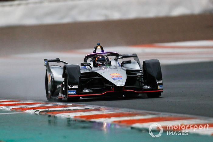 Sébastien Buemi, Nissan e.Dams, Nissan IMO1  con las nuevas luces LED azules del Halo, en modo hiperboost