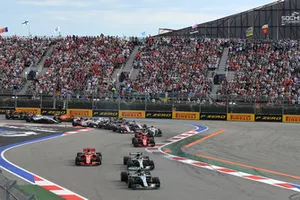 Valtteri Bottas, Mercedes AMG F1 W09 devant Lewis Hamilton, Mercedes AMG F1 W09 et Sebastian Vettel, Ferrari SF71H
