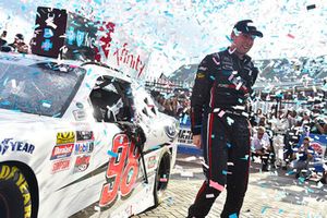 Chase Briscoe, Biagi-DenBeste Racing, Ford Mustang Nutri Chomps/Ford celebrates his win
