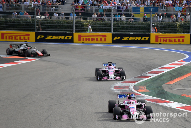 Esteban Ocon, Racing Point Force India VJM11 dan Sergio Perez, Racing Point Force India VJM11