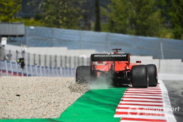 Sebastian Vettel, Ferrari SF90, se va a la grava