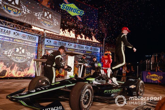 Ganador Josef Newgarden, Team Penske Chevrolet celebra en victory lane 