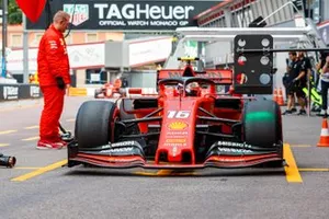 Charles Leclerc, Ferrari SF90, au stand