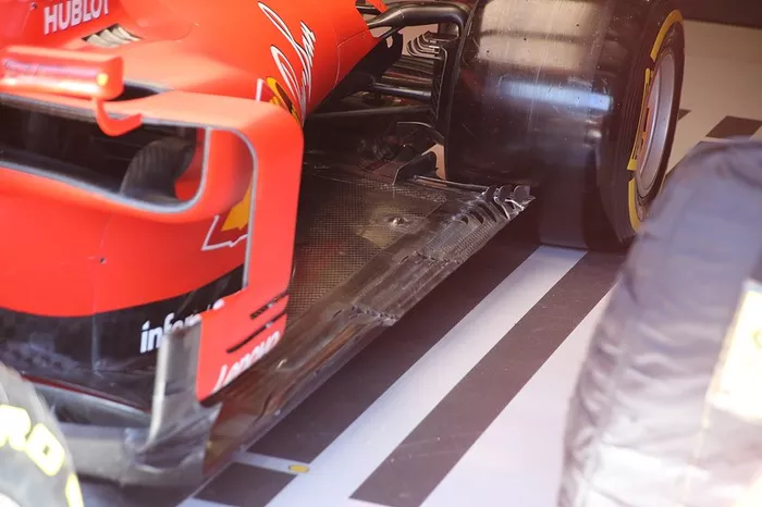 Ferrari SF90, lateral