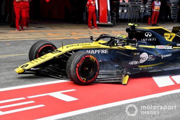 Nico Hulkenberg, Renault R.S. 19, arrives in the pit lane with from end damage after an off in Q1