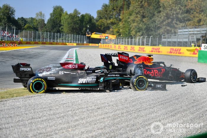 Secuencia del choque de Lewis Hamilton, Mercedes W12 y Max Verstappen, Red Bull Racing RB16B