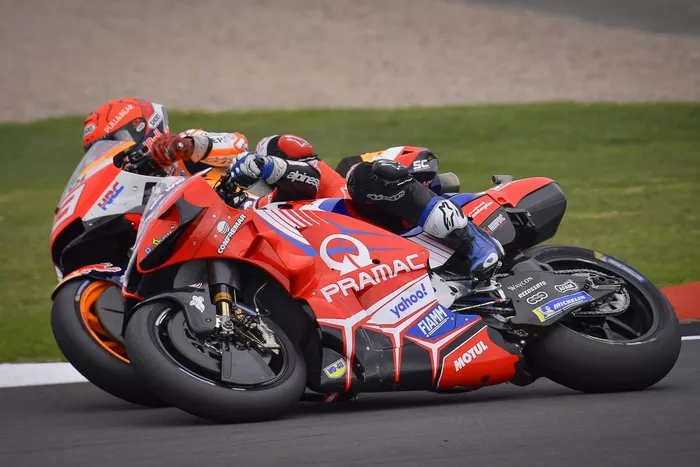 La caída de Marc Márquez, Repsol Honda Team, y Jorge Martín, Pramac Racing