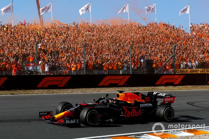 Ganador Max Verstappen, Red Bull Racing RB16B saluda a los fans