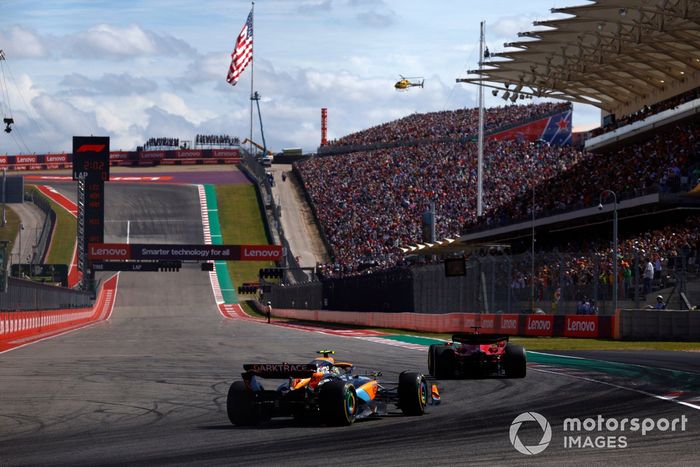 Charles Leclerc, Ferrari SF-23, Lando Norris, McLaren MCL60, a la parrilla