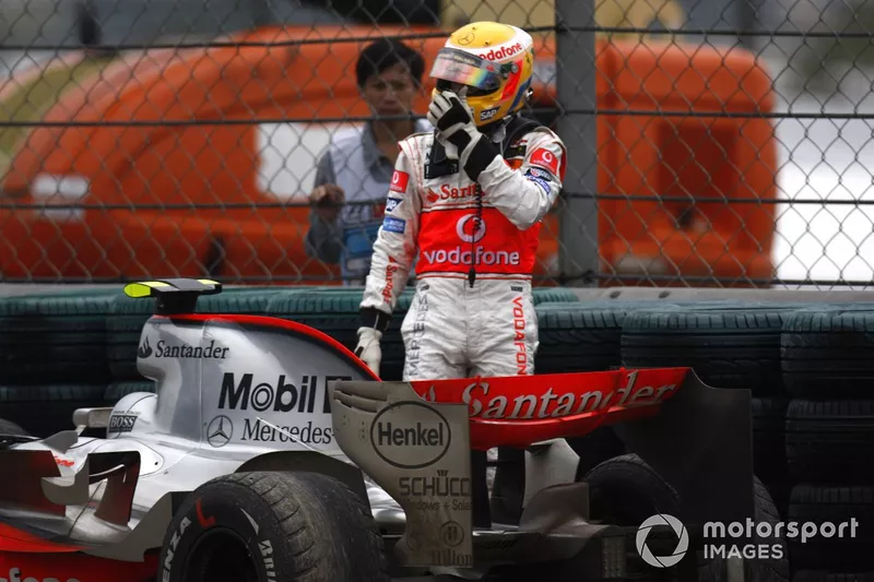 2007: Lewis Hamilton se quedó enganchado en la puzolana en el Gran Premio de China, cuando estaba a punto de ganar su primer mundial. El título se lo acabó llevando Kimi Raikkonen una carrera después.