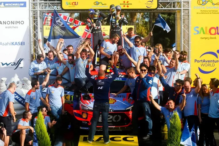 Winner Thierry Neuville, Nicolas Gilsoul, Hyundai Motorsport Hyundai i20 Coupe WRC with the team