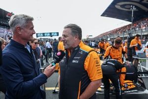 Zak Brown, CEO de McLaren Racing, es entrevistado por David Coulthard en la parrilla de salida 