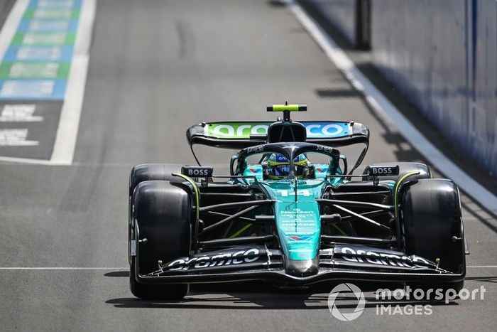 Fernando Alonso, Aston Martin AMR24, sale del pit lane