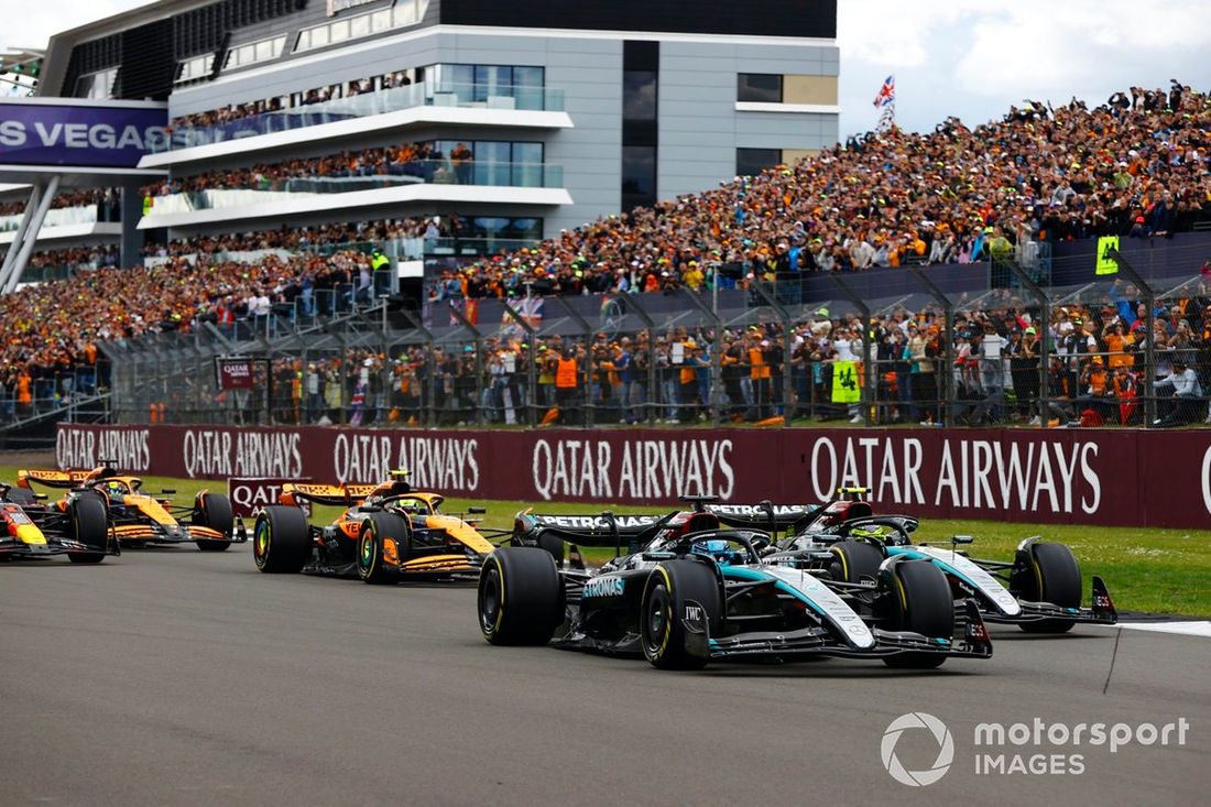 George Russell, Mercedes F1 W15, Lewis Hamilton, Mercedes F1 W15, Max Verstappen, Red Bull Racing RB20, Lando Norris, McLaren MCL38, reszta stawki na starcie.