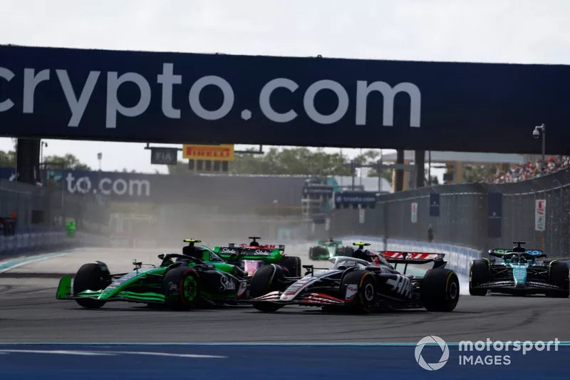 Zhou Guanyu, Stake F1 Team Kick Sauber C44 aux prises avec Nico Hulkenberg, Haas VF-24 