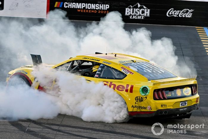 El Campeón de la Copa Nascar Joey Logano, Equipo Penske, Ford Mustang