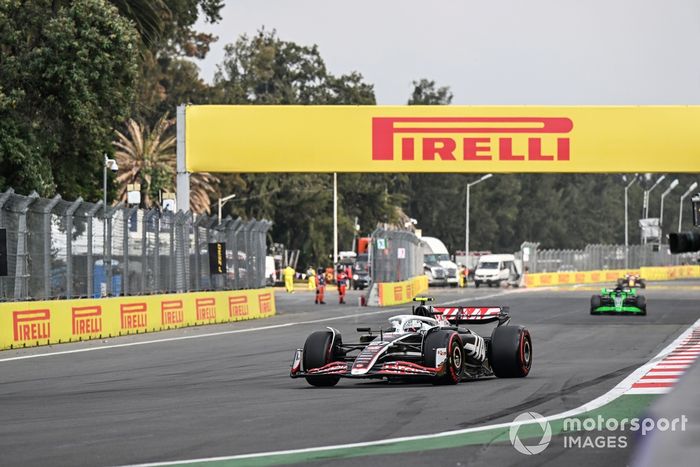 Nico Hulkenberg, Haas VF-24, Valtteri Bottas, Stake F1 Team KICK Sauber C44