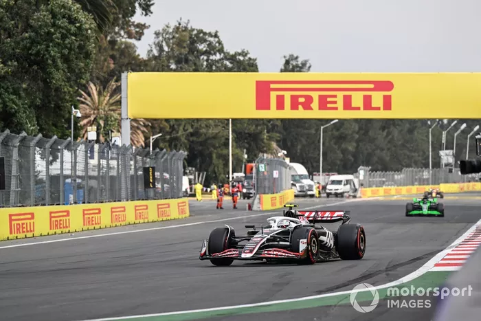 Nico Hulkenberg, Haas VF-24, Valtteri Bottas, Stake F1 Team KICK Sauber C44