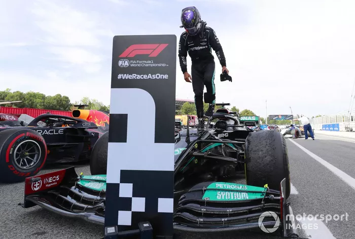 Ganador Lewis Hamilton, Mercedes, en Parc Ferme