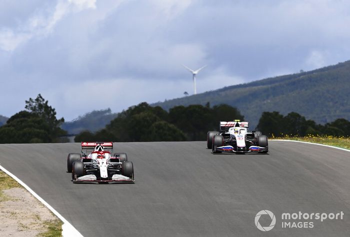 Kimi Raikkonen, Alfa Romeo Racing C41, Mick Schumacher, Haas VF-21