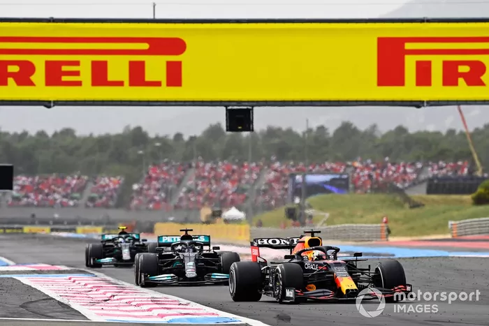 Max Verstappen, Red Bull Racing RB16B , precede Sir Lewis Hamilton, Mercedes W12, e Valtteri Bottas, Mercedes W12