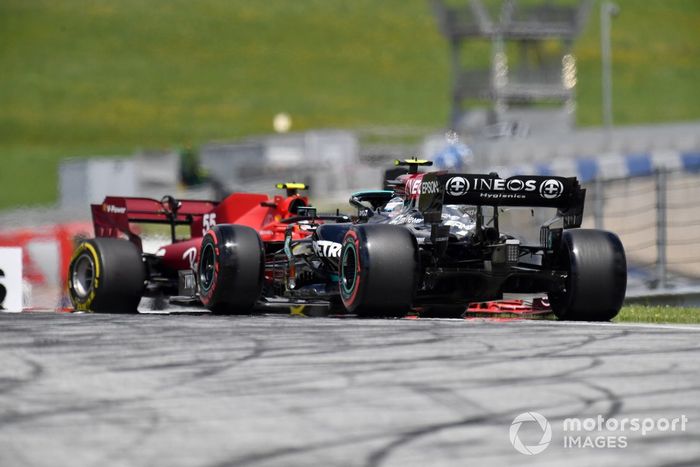 Valtteri Bottas, Mercedes W12, Carlos Sainz Jr., Ferrari SF21, spins