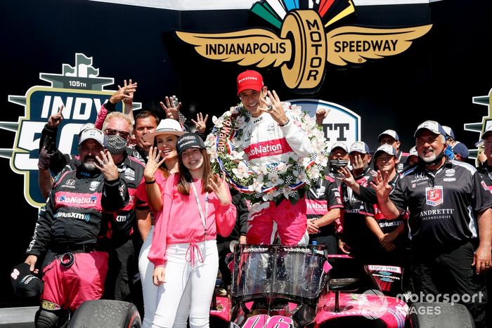 Ganador de la carrera Helio Castroneves, Meyer Shank Racing Honda celebran