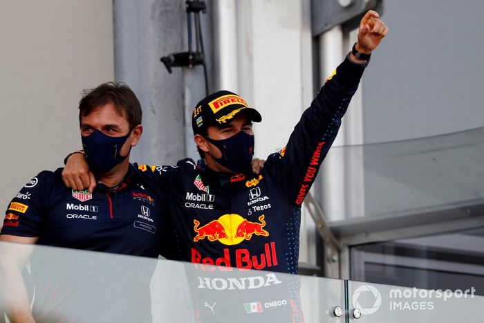 Podio: ganador de la carrera Sergio Pérez, Red Bull Racing