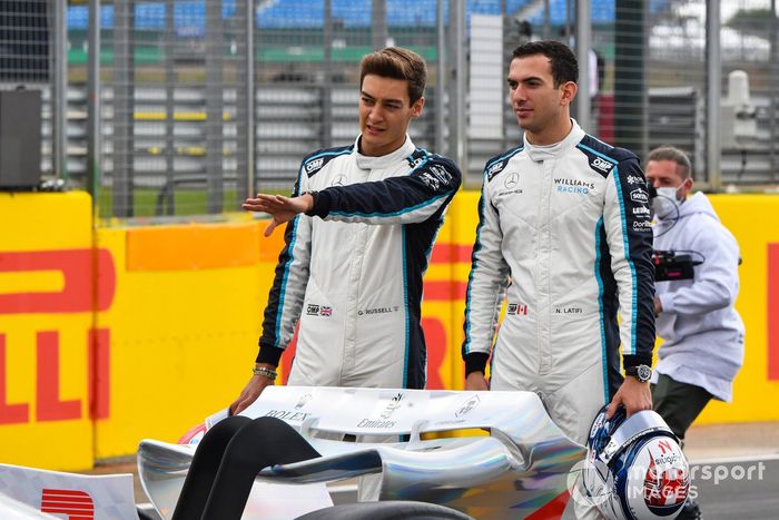 George Russell, Williams y Nicholas Latifi, Williams en el evento de lanzamiento del coche de Fórmula 1 de 2022 en la parrilla de Silverstone