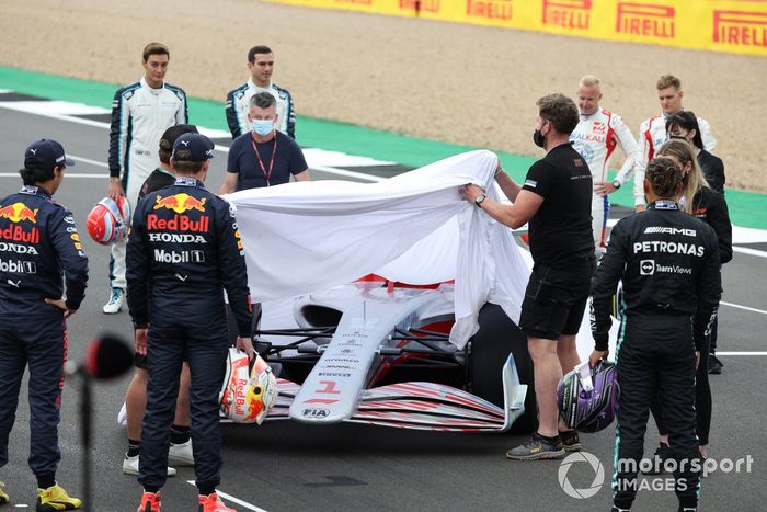 Sergio Pérez, Red Bull Racing, Max Verstappen, Red Bull Racing, Lewis Hamilton, Mercedes, George Russell, Williams. Nicholas Latifi, Williams, Nikita Mazepin, Haas F1 y Mick Schumacher, Haas F1 antes de la presentación del coche de Fórmula 1 de 2022