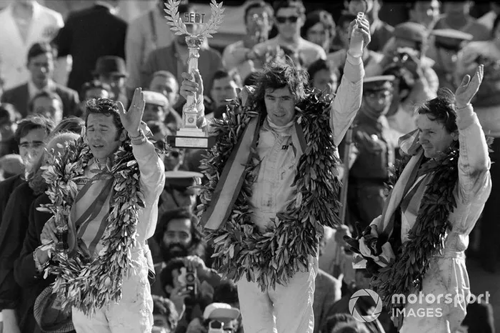 Podio: ganador de la carrera Jackie Stewart, March-Ford, segundo lugar Bruce McLaren, McLaren Ford, tercer lugar Mario Andretti, March-Ford