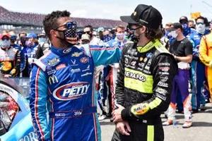 Ryan Blaney, Team Penske, Ford Mustang Menards /Sylvania and Darrell Wallace Jr., Richard Petty Motorsports, Chevrolet Camaro Victory Junction